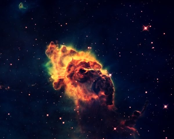 深紫夜空背景下手机屏幕展示糖心vlog下载安装界面，粉紫霓虹光效点缀，科技感与实用感并存，适合安卓与iOS双端用户参考