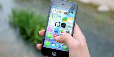 iPhone设置界面展示VPN与设备管理入口，蓝紫色调，iOS描述文件信任步骤教程配图